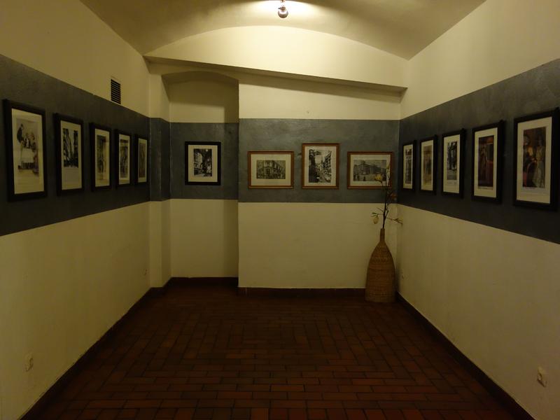 Leerer Raum des Restaurants Lindenkeller mit Fotos an der Wand